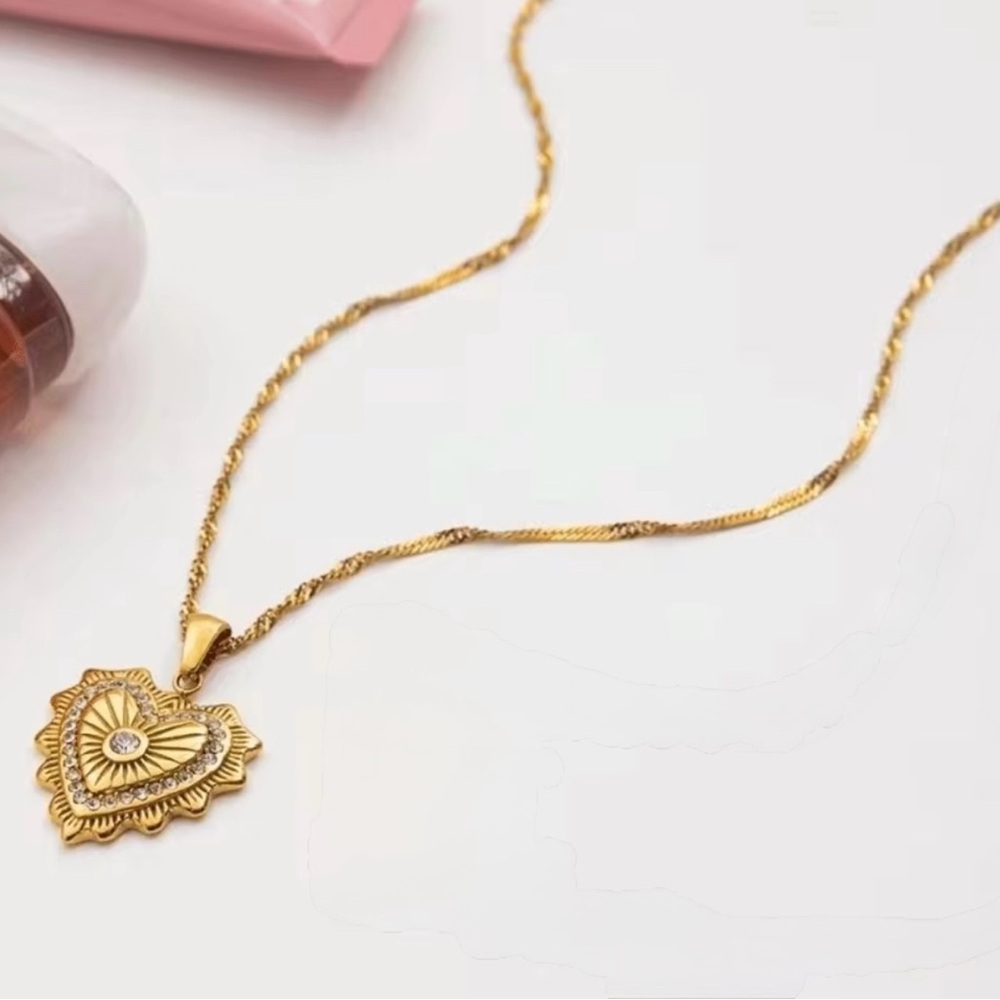 NEW 18K GOLD PLATED VINTAGE HEART NECKLACE - Picture 3 of 7